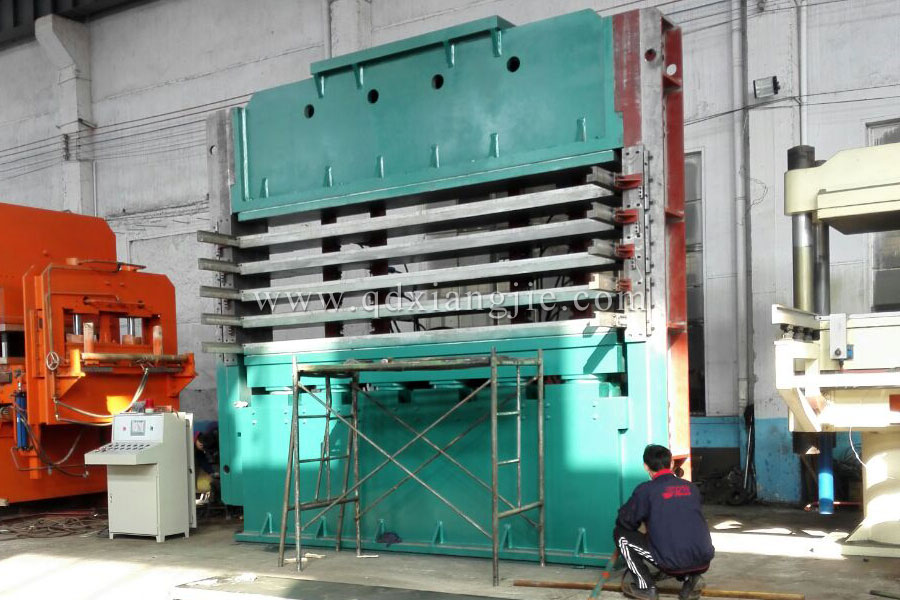 土耳其 订购 4100X700-1100吨侧板式硫化机